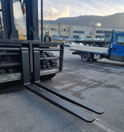 Saldature e modifiche su forche per muletti